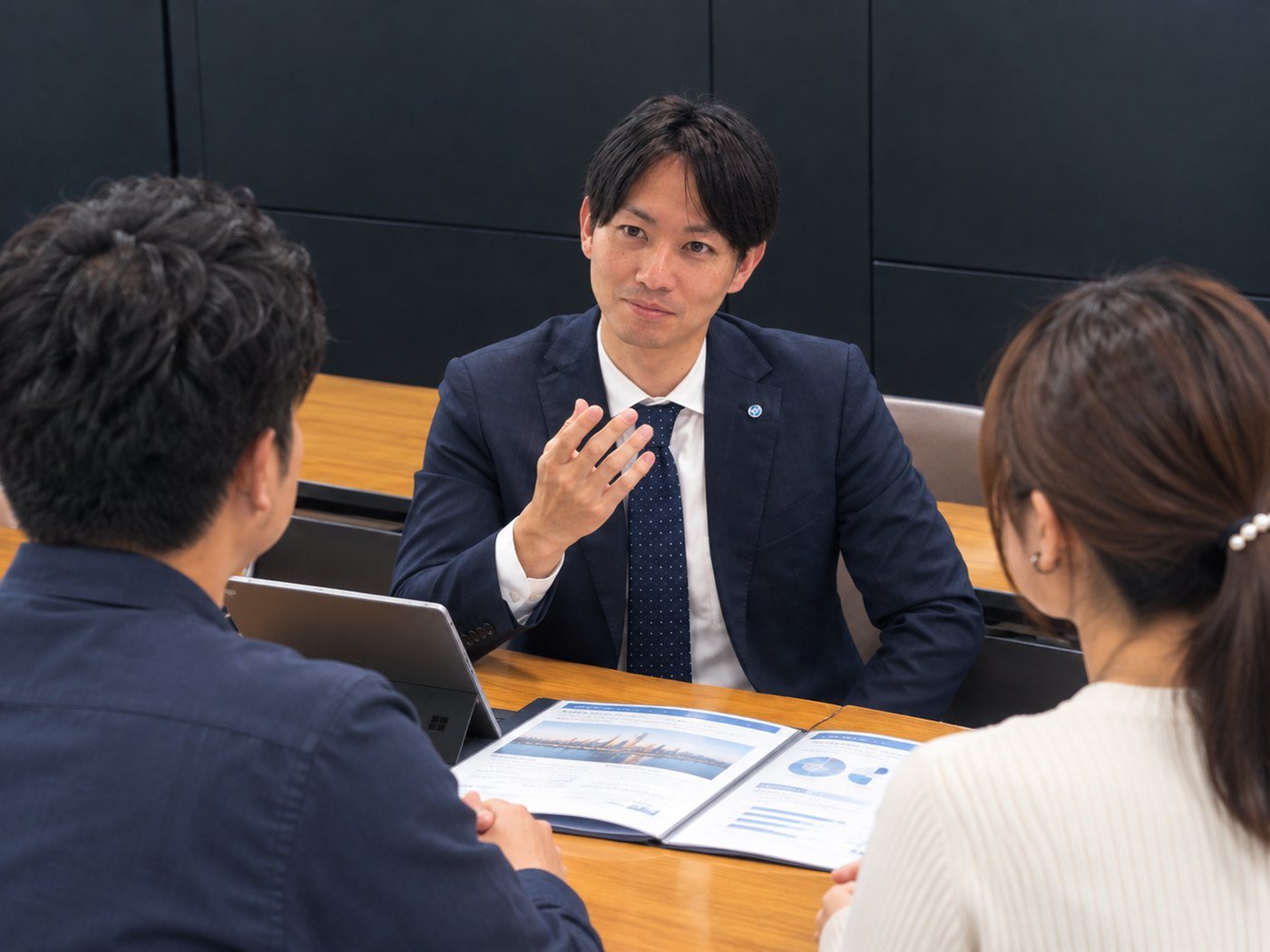 FPがご夫婦の相談にのっている様子